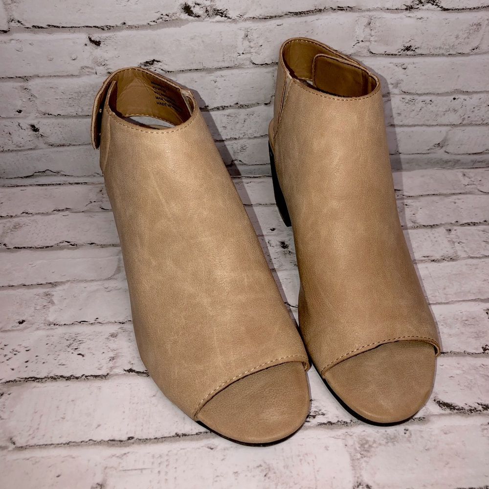 Madden Girl open Toe/Heel Tan Chunky Heel 7 1/2 Shoes